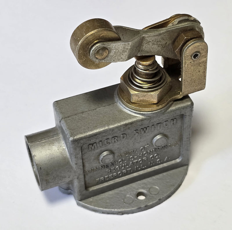 Micro Switch BZV-2RQ2 15A 125-480V Roller Lever Limit Switch - New