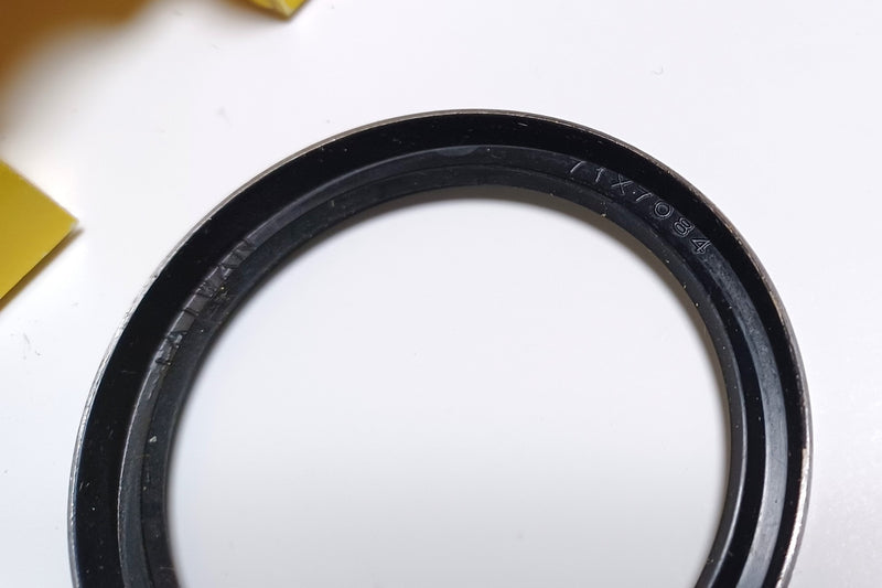 Garlock 26001-7084 Mo.71 Bonded Klozure Oil Seal 1.875x2.375x0.250 ( Lot of 5 )