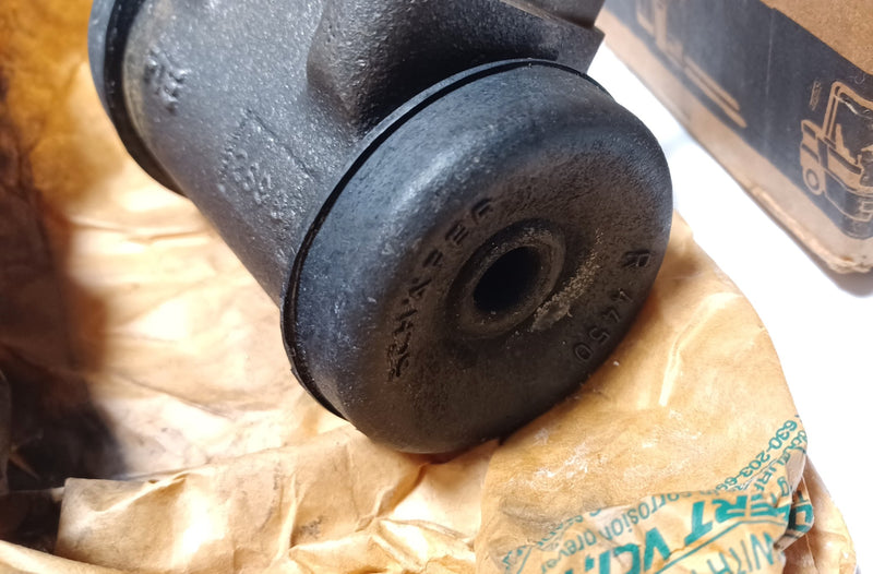 CAT 0863961 Fork Lift Truck Cylinder - Wheel