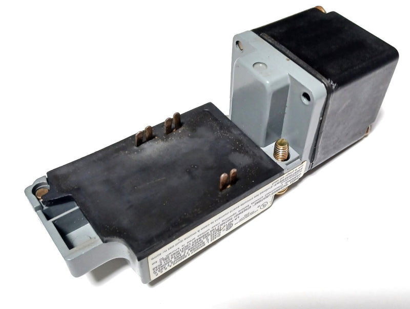 Cutler Hammer E51SBL Switch Body & E51DT1 Inductive Proximity Top Sensing Head