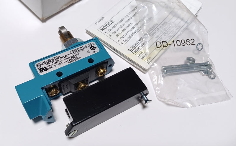 Honeywell Micro-Switch BZE6-2RQ81 N/O N/C SPDT 15A Cross Roller Plunger - New