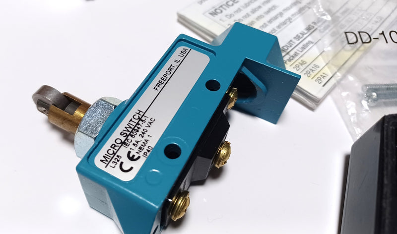 Honeywell Micro-Switch BZE6-2RQ81 N/O N/C SPDT 15A Cross Roller Plunger - New