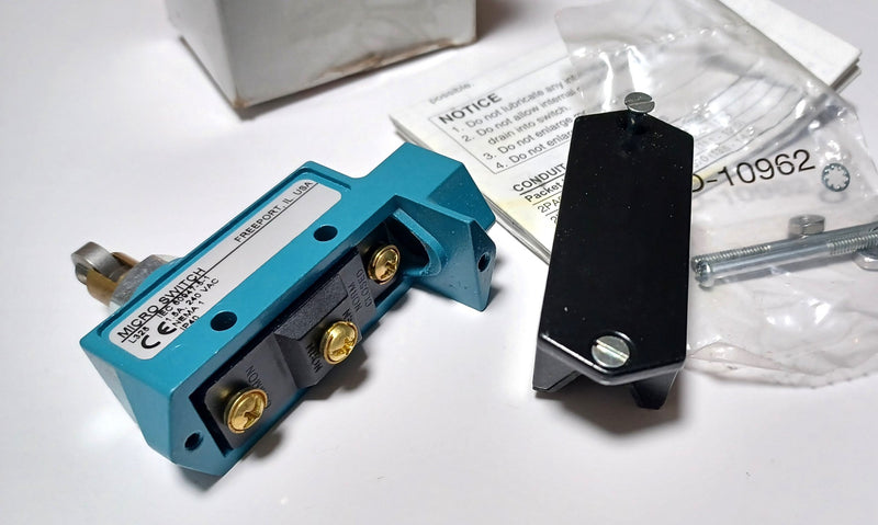 Honeywell Micro-Switch BZE6-2RQ81 N/O N/C SPDT 15A Cross Roller Plunger - New